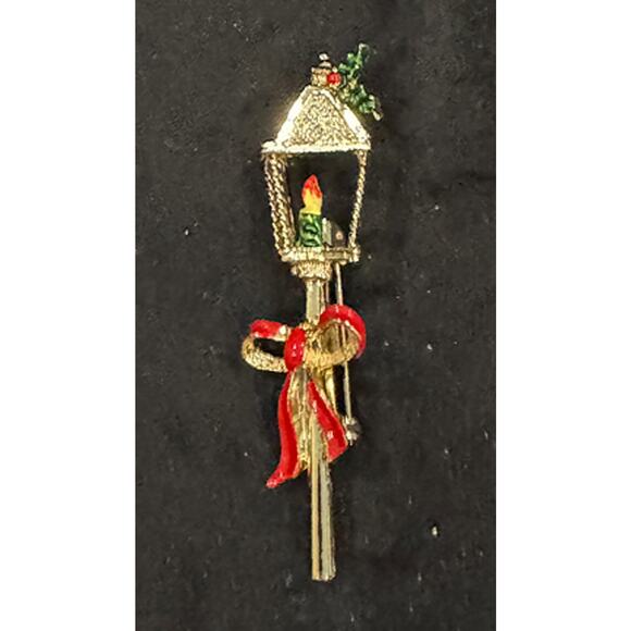 None Jewelry - Vintage Christmas Lamp Post Brooch Pin – Holiday Lantern Gold Tone CP130